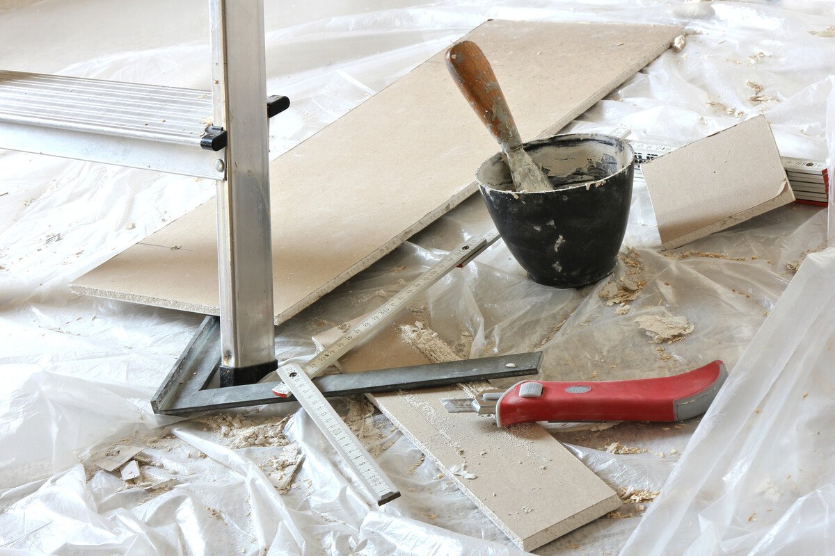 Attrezzi e materiali da cantiere per opere murarie e finiture